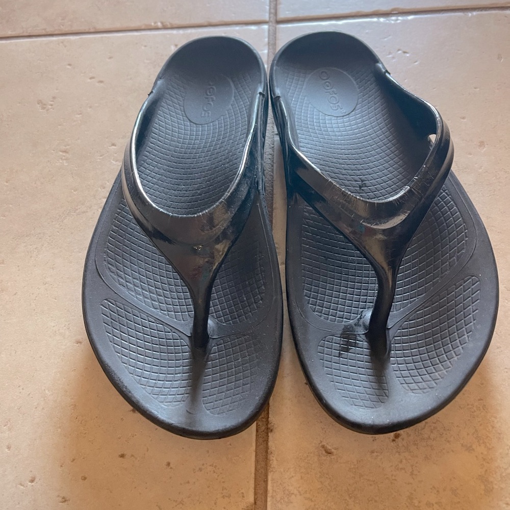 Oofos size 9